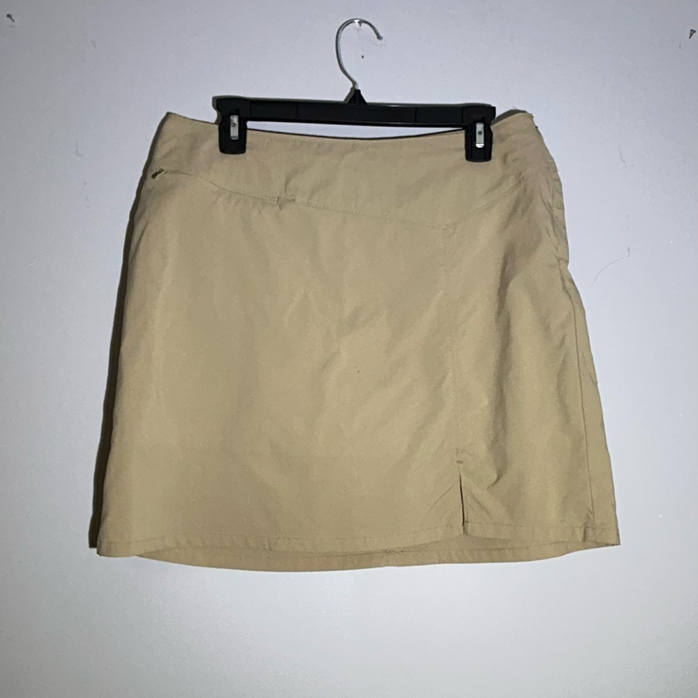 Patagonia women’s Khaki hiking skort Skirt size 12 build in shorts